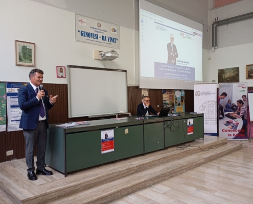Gli studenti delle scuole superiori a lezione con PerMicro