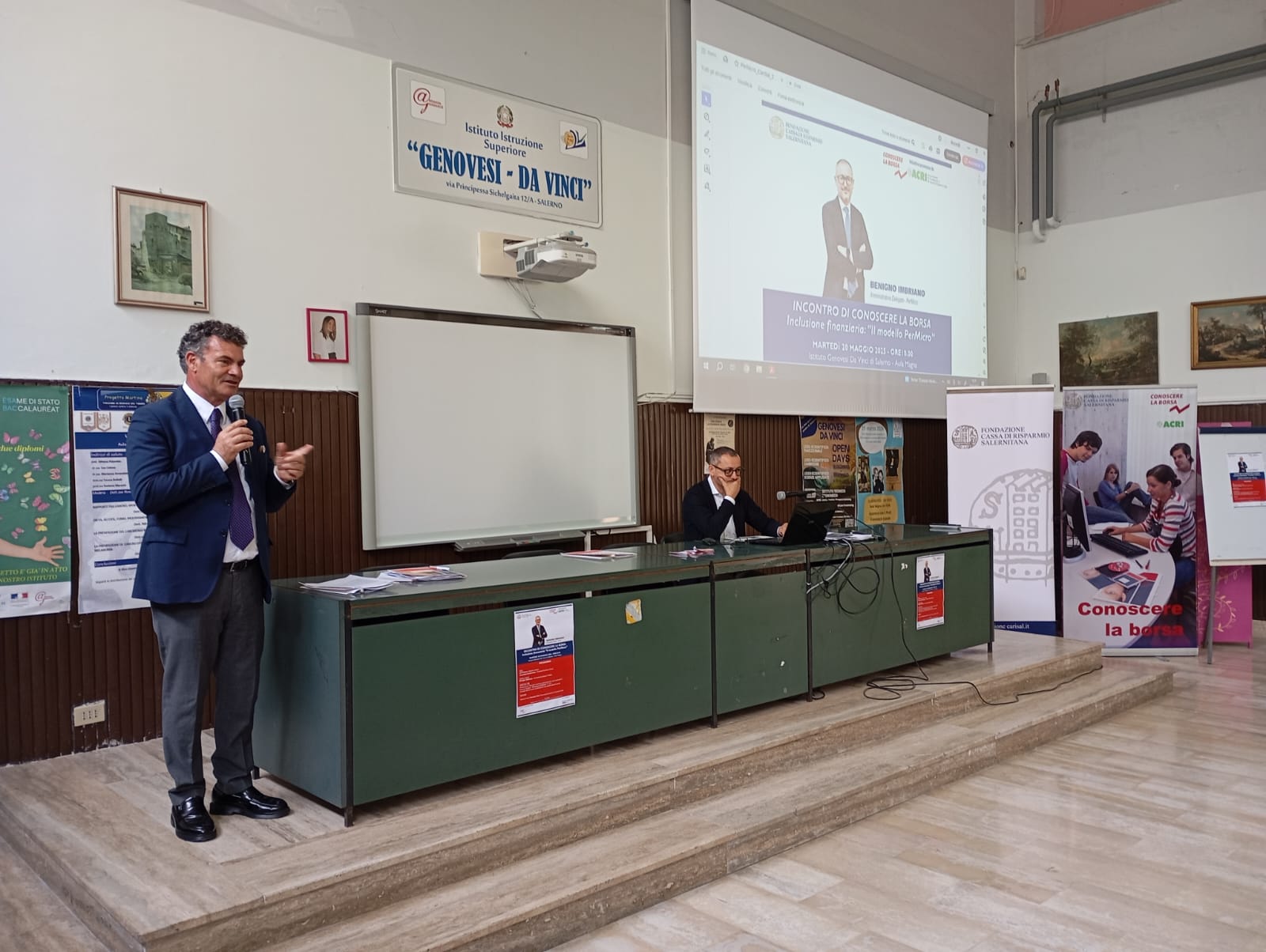 Gli studenti delle scuole superiori a lezione con PerMicro